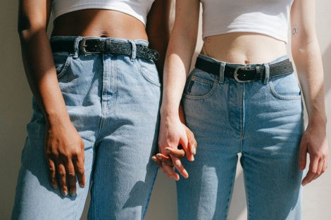 Z czym łączyć jeansy damskie, aby wyglądać modnie i stylowo