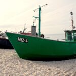 Apartamenty nad morzem: łodzie rybackie na brzegu Bałtyku