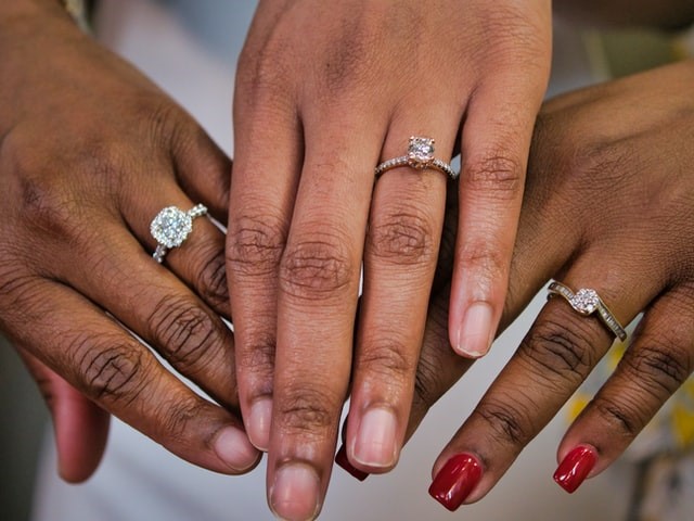 Na co zwracać uwagę przy zakupie pierścionka zaręczynowego?